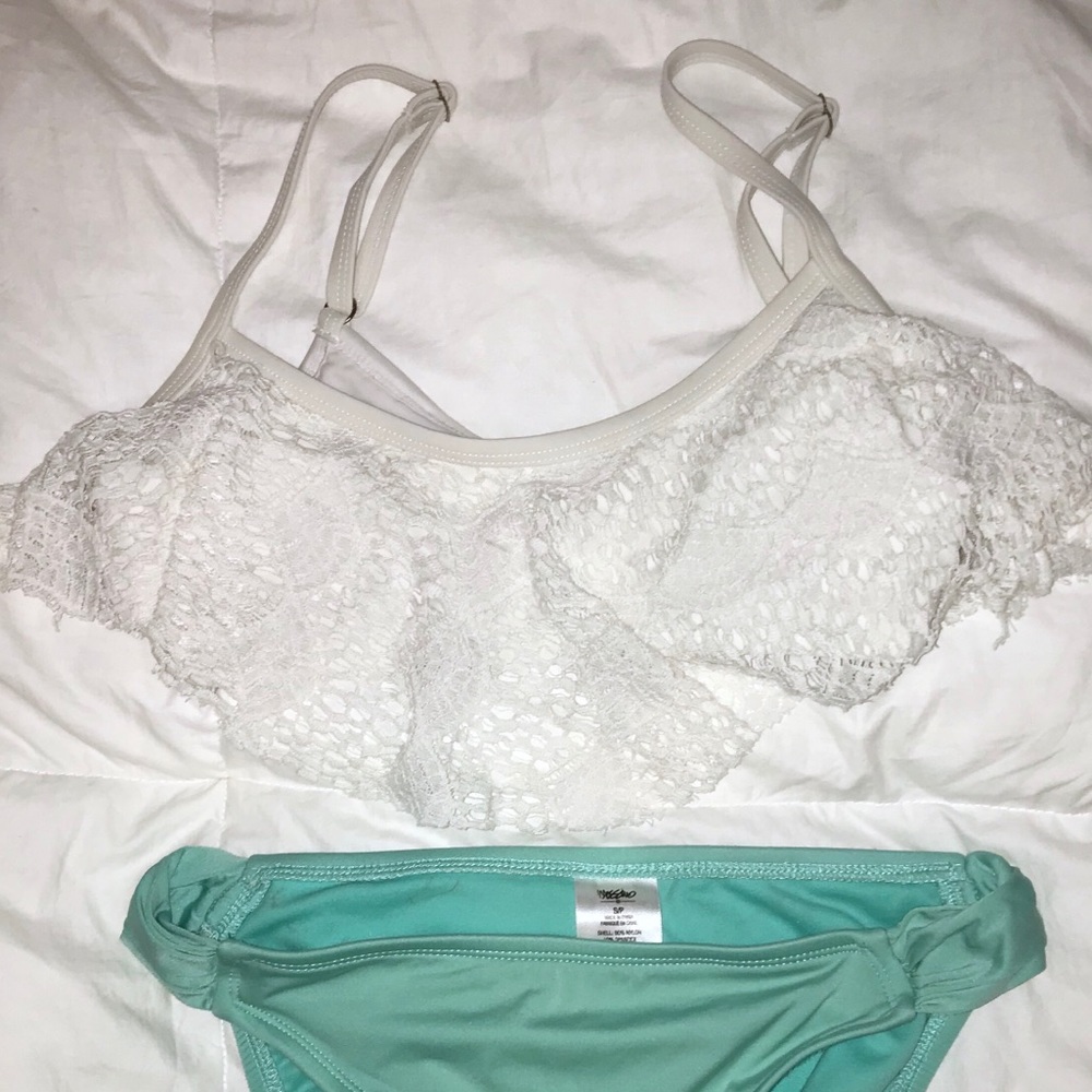 WHITE FLOUNCE CROCHET BIKINI TOP